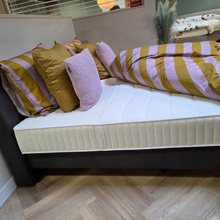 Beddelicious Cosmos box, vlakke uitvoering incl. hoofdbord. Geen matrassen!  Showmodel