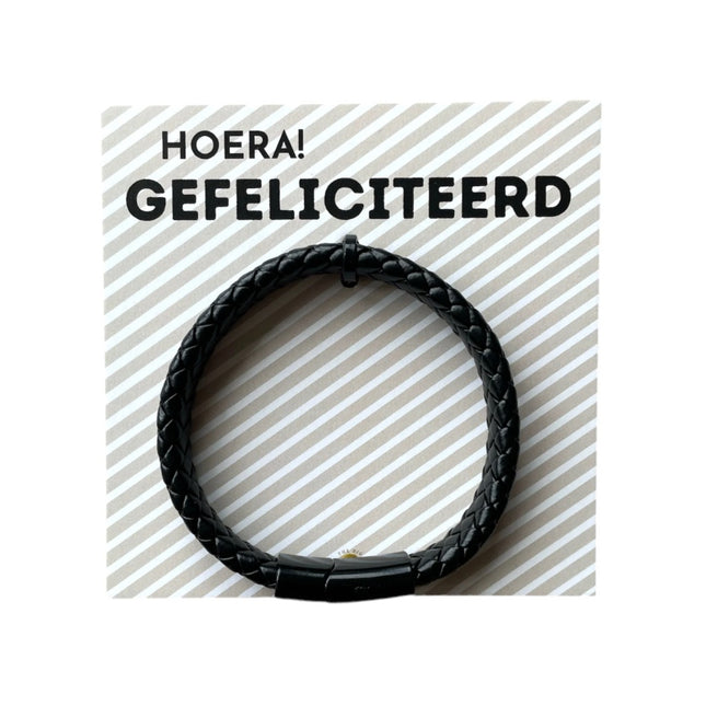 The Big Gifts Heren Armband Gefeliciteerd – Zwart PU Leer 22 cm
